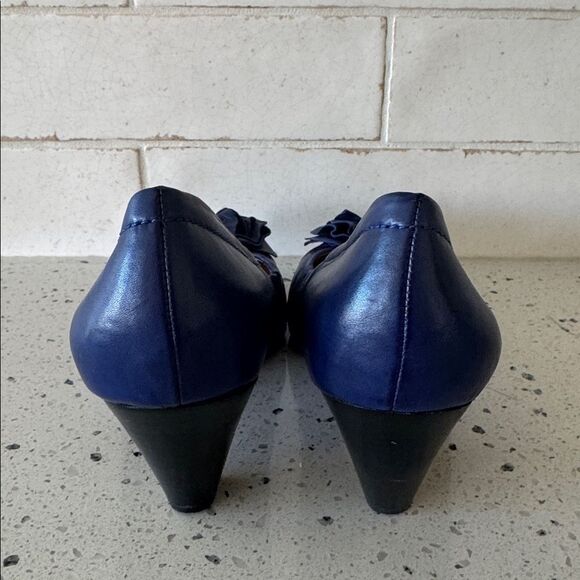 Vince Camuto Blueberry Leather Cone Heels Pumps Rosette Detail Women’s Size 7.5B - Picture 3 of 12